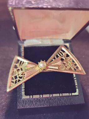 Gold-Tone Bow Hair Clip with Pearl Accent